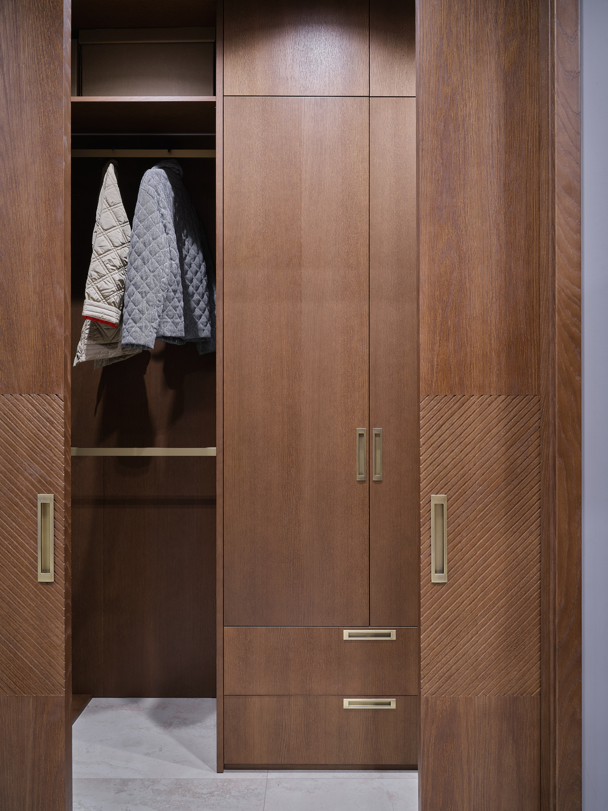 Геометрия элегантности от AURA INteriors: интерьер 62м² для одной, но очень взыскательной. Ольга Мизрах, Ник Руденко. Глянцевый журнал Redesign (Редизайн). www.redesign-home.ru